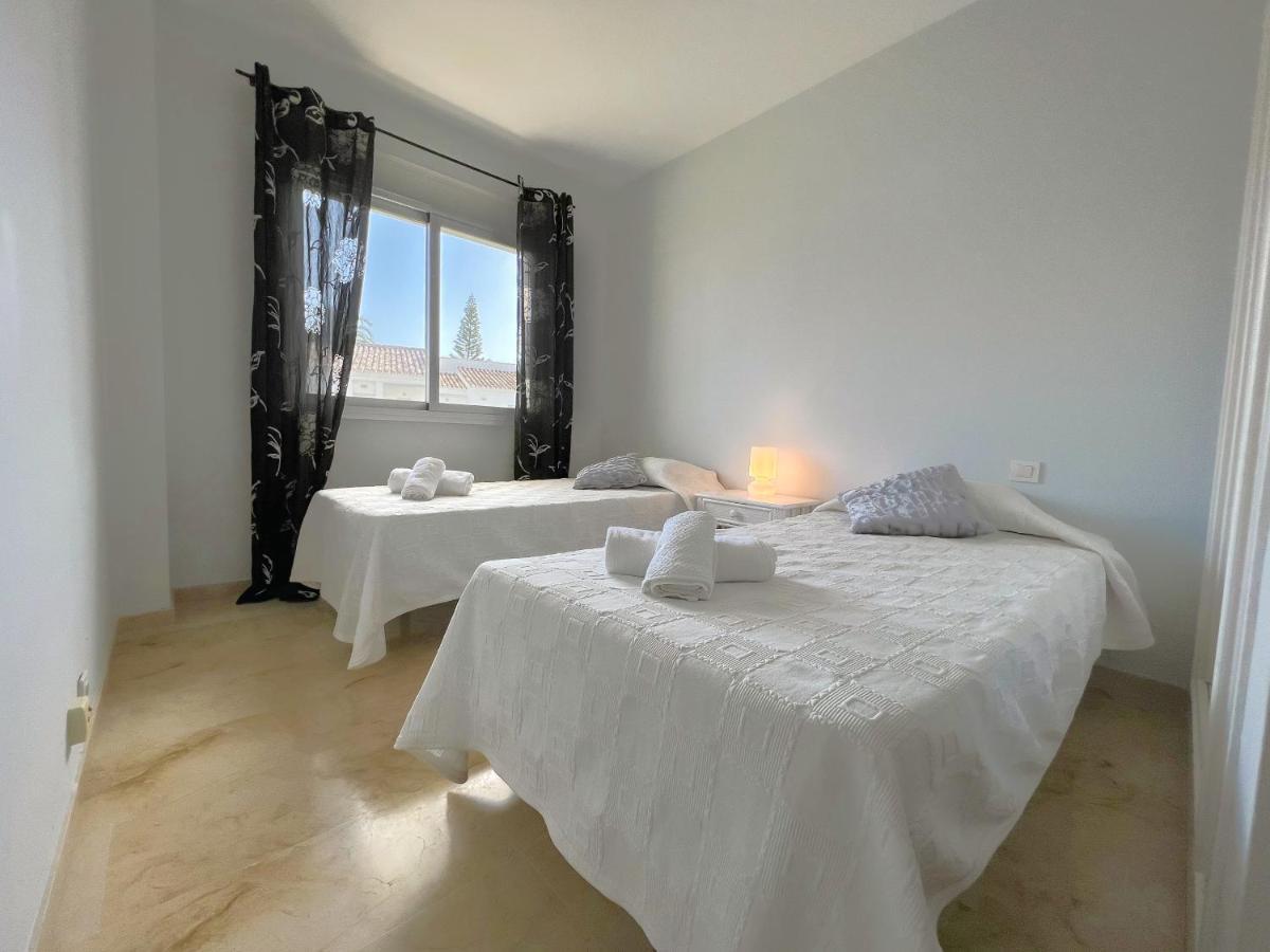 3 Bed Las Petunias, San Pedro Marbella Bagian luar foto